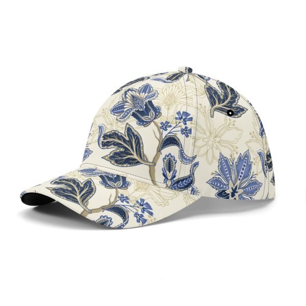 Gorra de béisbol con estampado floral vintage en azul y dorado, mostrando detalles de paisley y visera pre-curvada para protección solar.