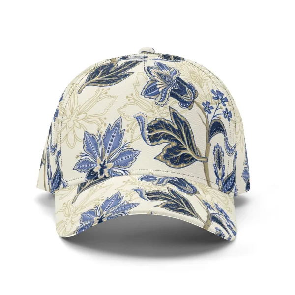 Gorra de béisbol con estampado floral vintage en azul y dorado, mostrando detalles de paisley y visera pre-curvada para protección solar.