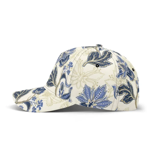 Gorra de béisbol con estampado floral vintage en azul y dorado, mostrando detalles de paisley y visera pre-curvada para protección solar.