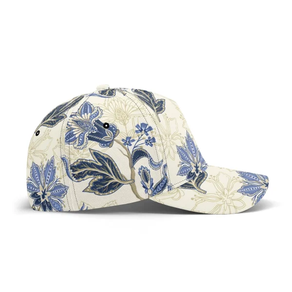 Gorra de béisbol con estampado floral vintage en azul y dorado, mostrando detalles de paisley y visera pre-curvada para protección solar.