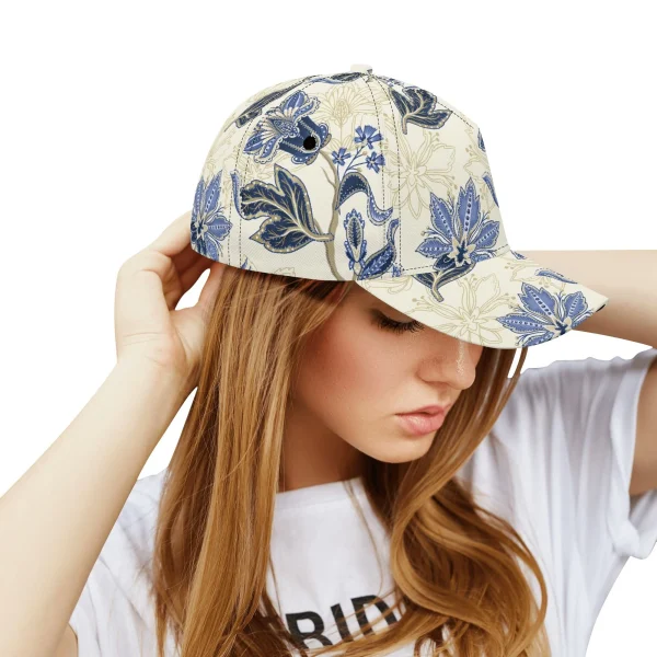 Gorra de béisbol con estampado floral vintage en azul y dorado, mostrando detalles de paisley y visera pre-curvada para protección solar.