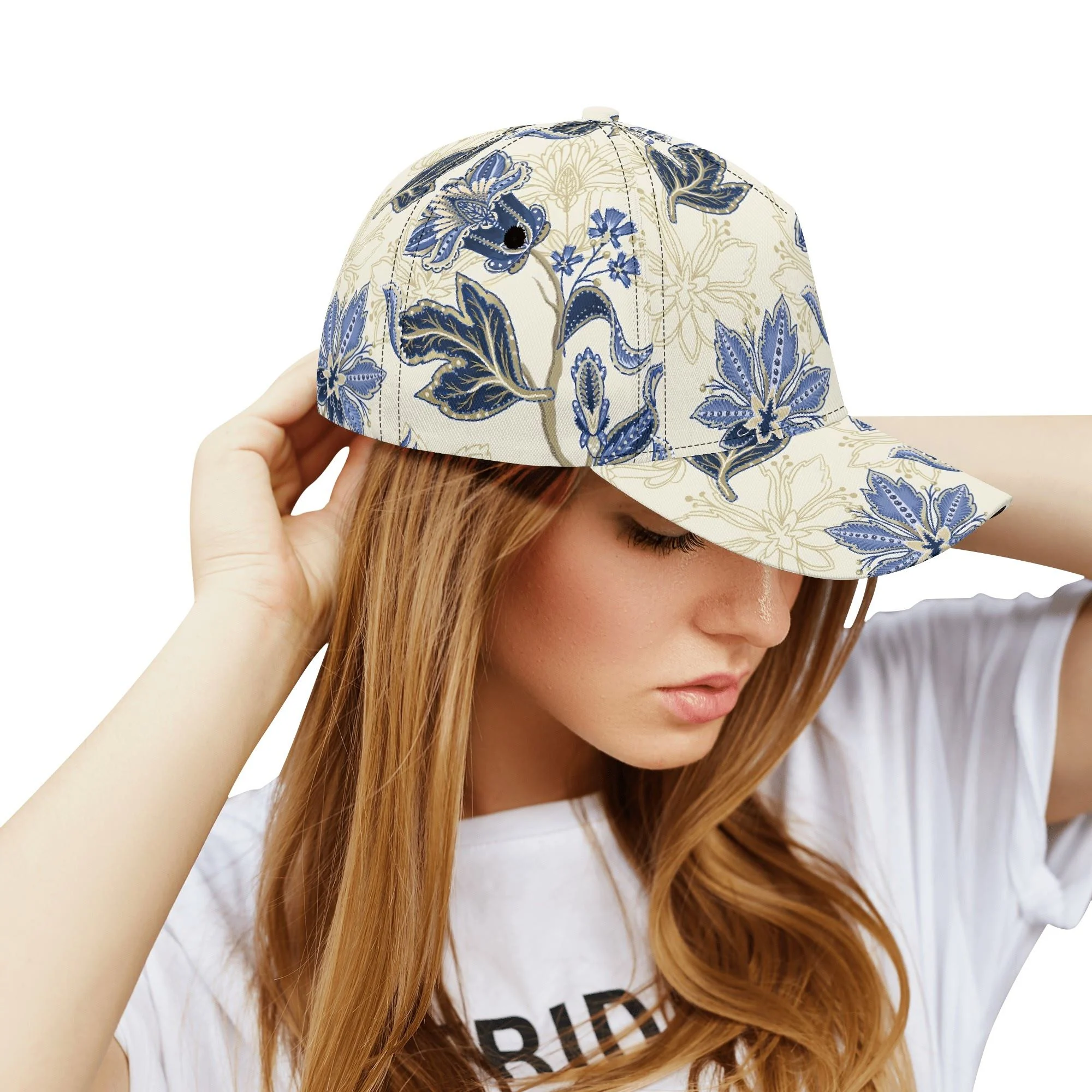 Gorra de béisbol con estampado floral vintage en azul y dorado, mostrando detalles de paisley y visera pre-curvada para protección solar.