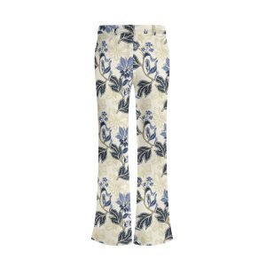 Pantalones flare con estampado floral vintage en azul y dorado sobre fondo crema, mostrando corte favorecedor y bolsillos frontales.