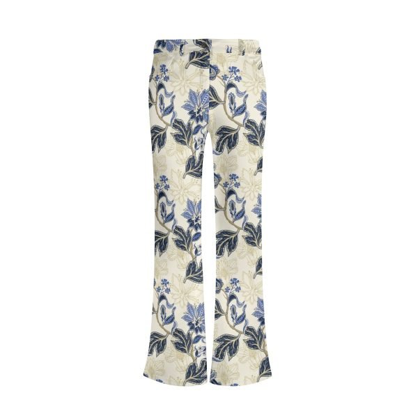 Pantalones flare con estampado floral vintage en azul y dorado sobre fondo crema, mostrando corte favorecedor y bolsillos frontales.
