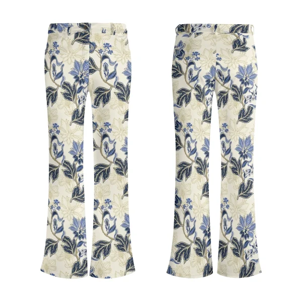 Pantalones flare con estampado floral vintage en azul y dorado sobre fondo crema, mostrando corte favorecedor y bolsillos frontales.