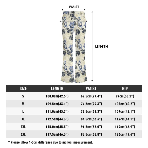 Pantalones flare con estampado floral vintage en azul y dorado sobre fondo crema, mostrando corte favorecedor y bolsillos frontales.