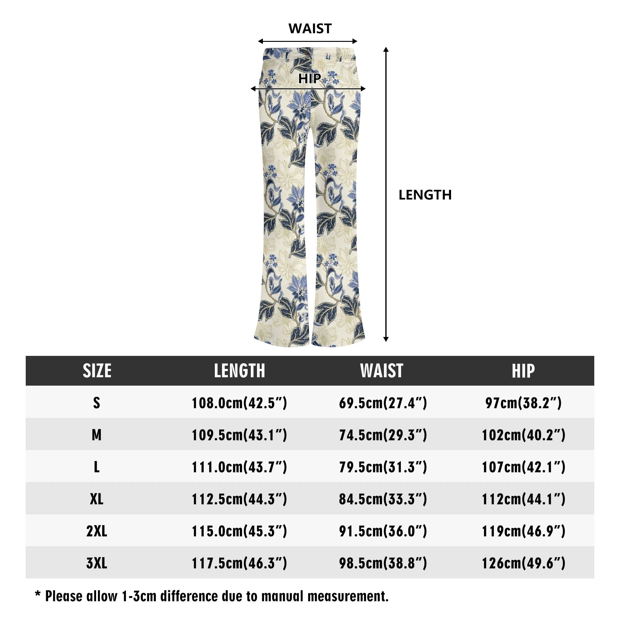 Pantalones flare con estampado floral vintage en azul y dorado sobre fondo crema, mostrando corte favorecedor y bolsillos frontales.