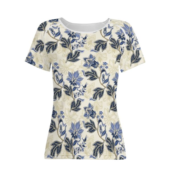 Camiseta de manga corta con estampado floral vintage en azul y dorado sobre fondo crema, mostrando costuras reforzadas y diseño único.