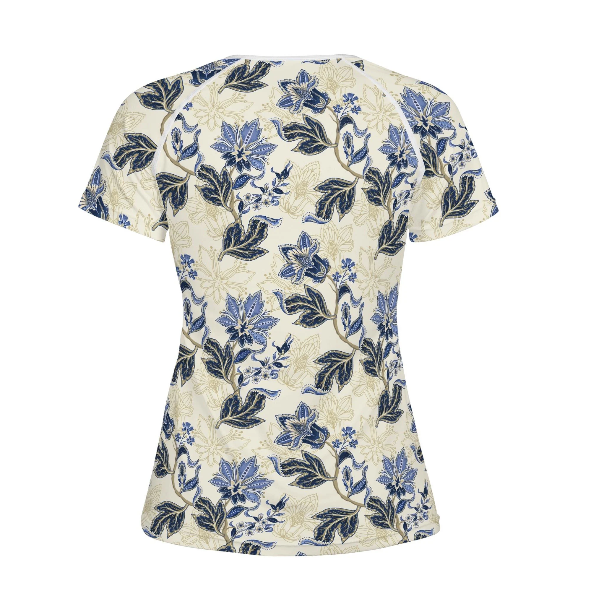 Camiseta de manga corta con estampado floral vintage en azul y dorado sobre fondo crema, mostrando costuras reforzadas y diseño único.