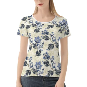 Camiseta de manga corta con estampado floral vintage en azul y dorado sobre fondo crema, mostrando costuras reforzadas y diseño único.