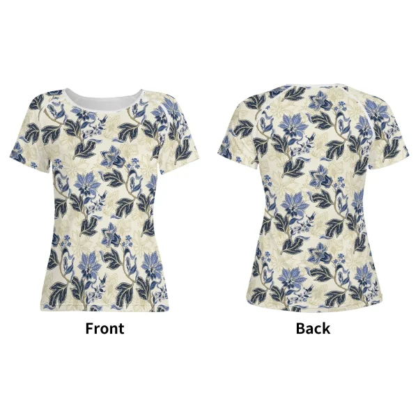 Camiseta de manga corta con estampado floral vintage en azul y dorado sobre fondo crema, mostrando costuras reforzadas y diseño único.