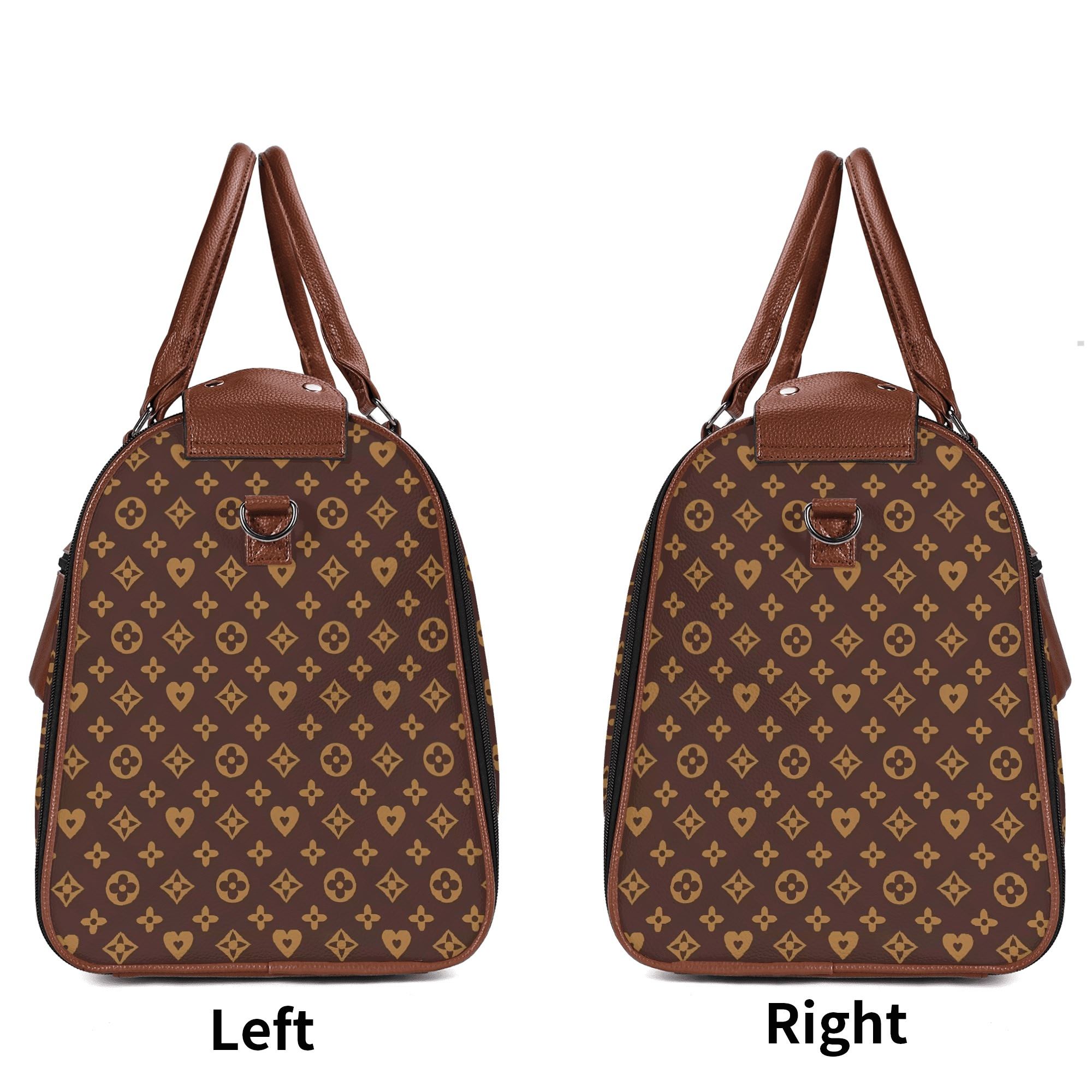 Bolso de viaje plegable en piel PU con estampado floral en marrón y dorado, mostrando compartimentos internos y cremalleras metálicas.