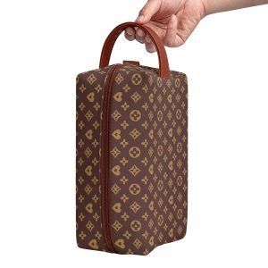 Neceser de viaje en piel PU con estampado floral marrón y dorado, mostrando compartimentos internos y cremallera suave.