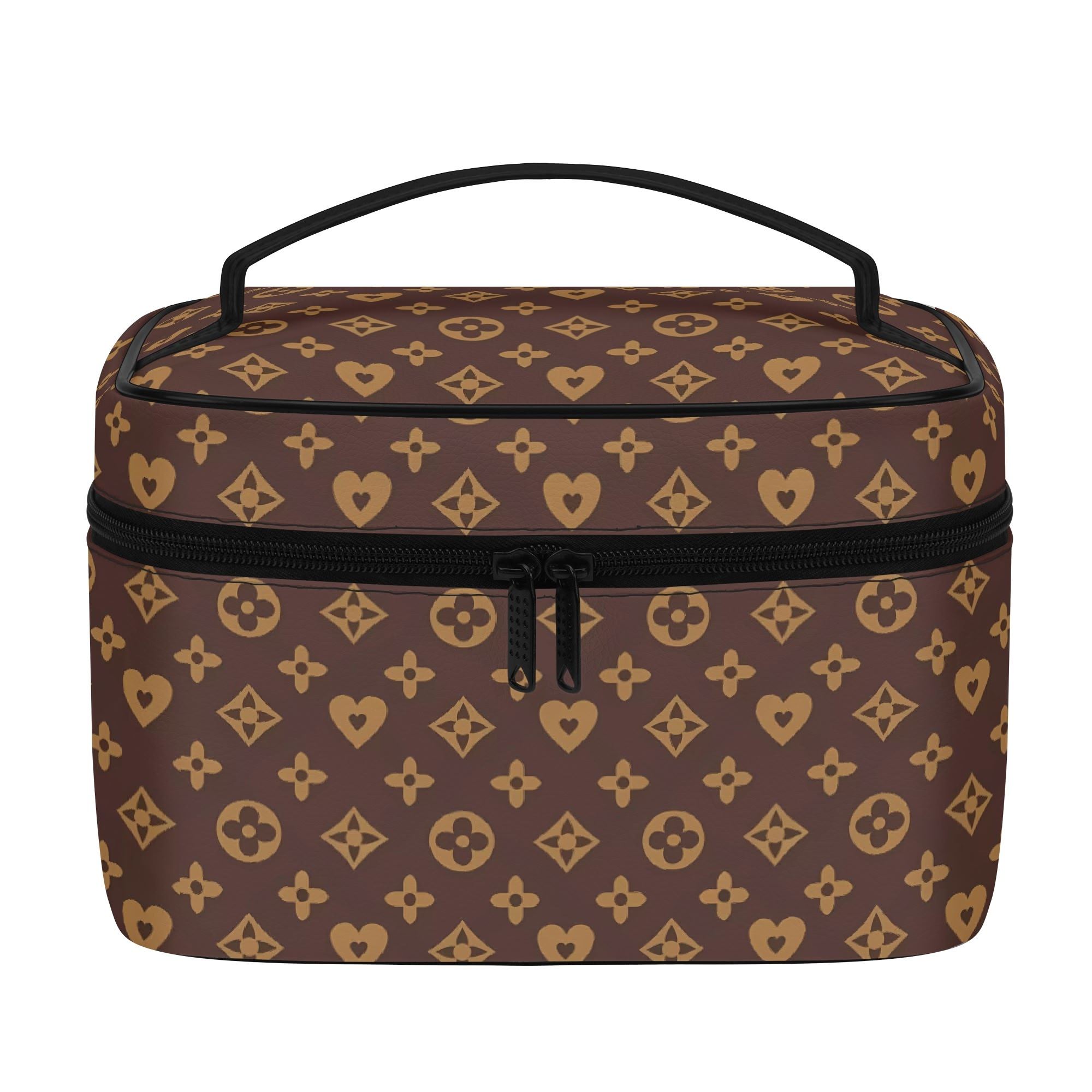 Neceser Chic Monogram en piel sintética con textura de lichi y diseño exclusivo.