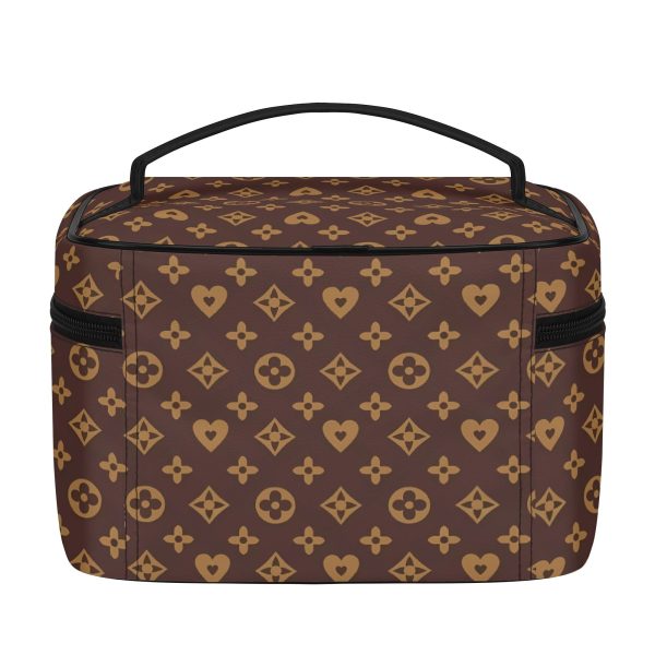 Neceser Chic Monogram en piel sintética con textura de lichi y diseño exclusivo.