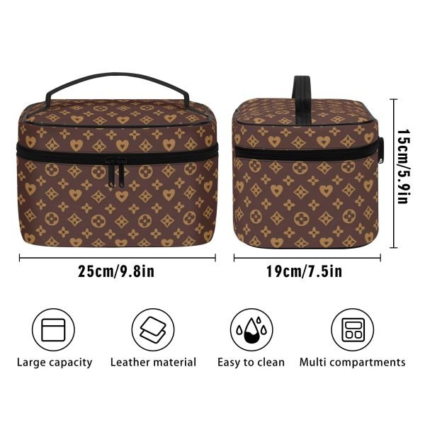 Neceser Chic Monogram en piel sintética con textura de lichi y diseño exclusivo.