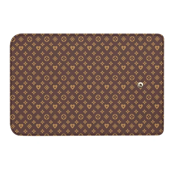 Cartera Monograma Premium combinada con un outfit sofisticado.