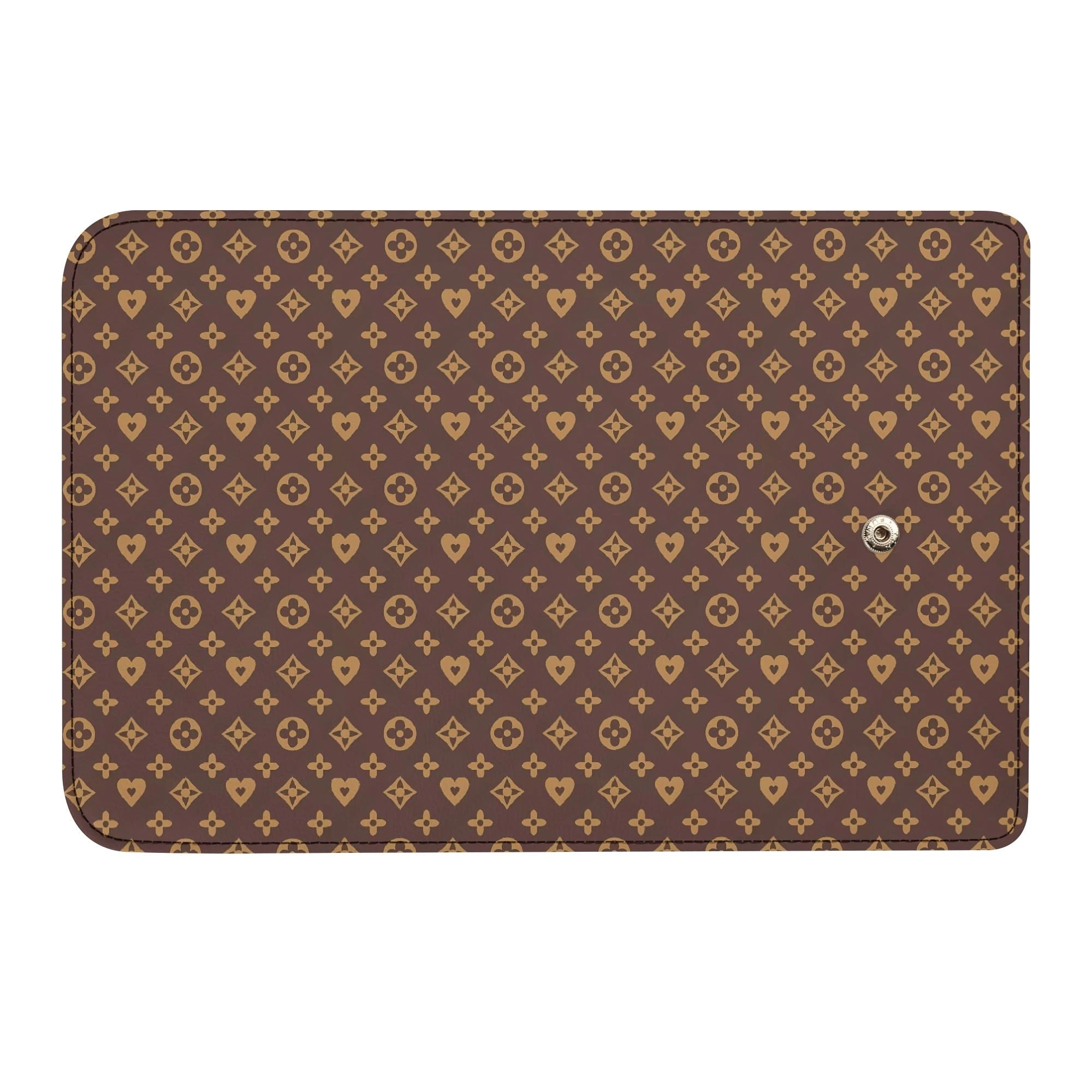 Cartera Monograma Premium combinada con un outfit sofisticado.