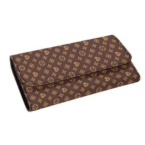 Cartera Monograma Premium combinada con un outfit sofisticado.