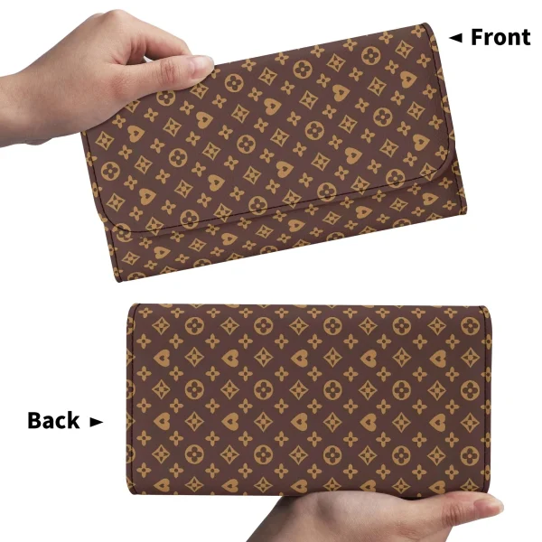 Cartera Monograma Premium combinada con un outfit sofisticado.