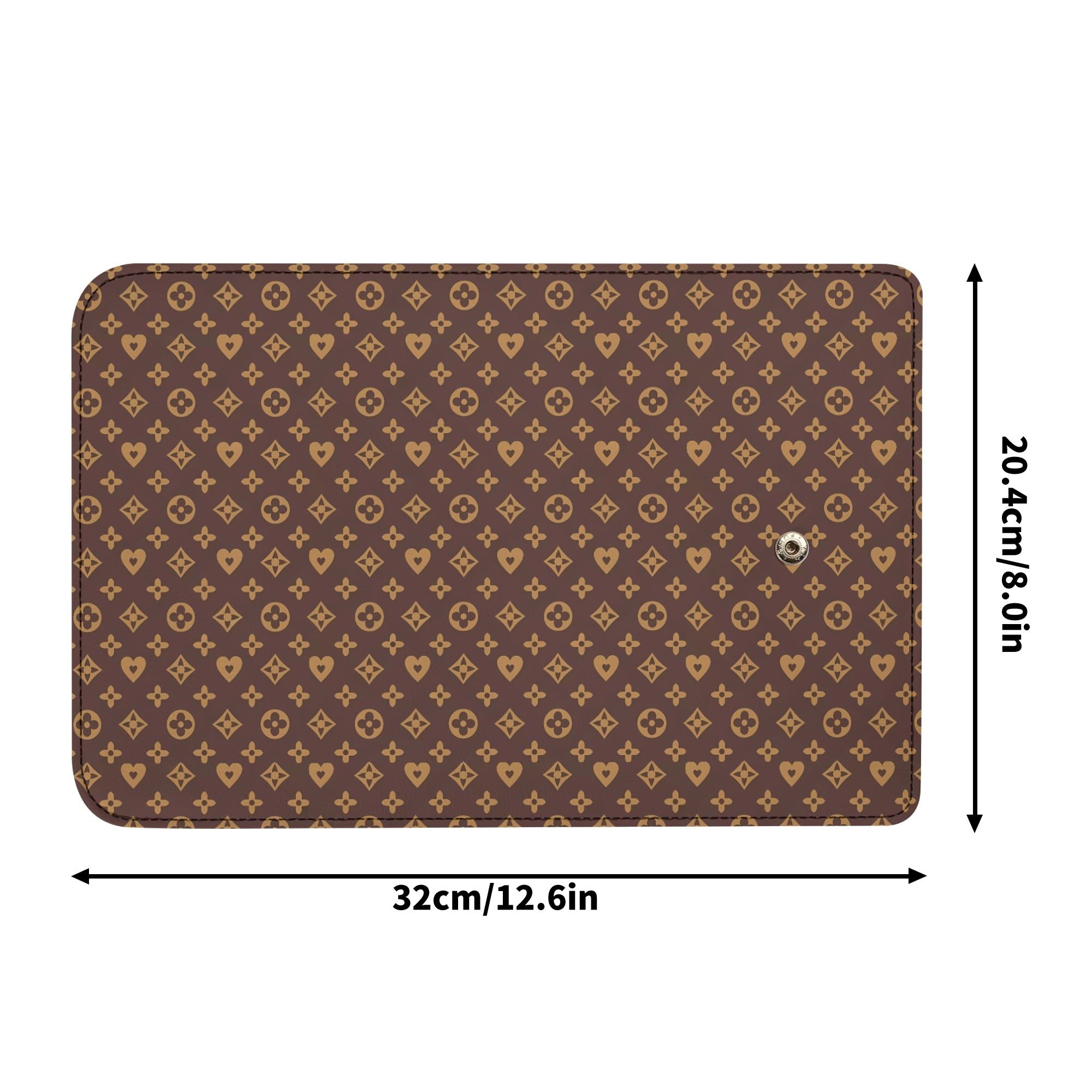 Cartera Monograma Premium combinada con un outfit sofisticado.