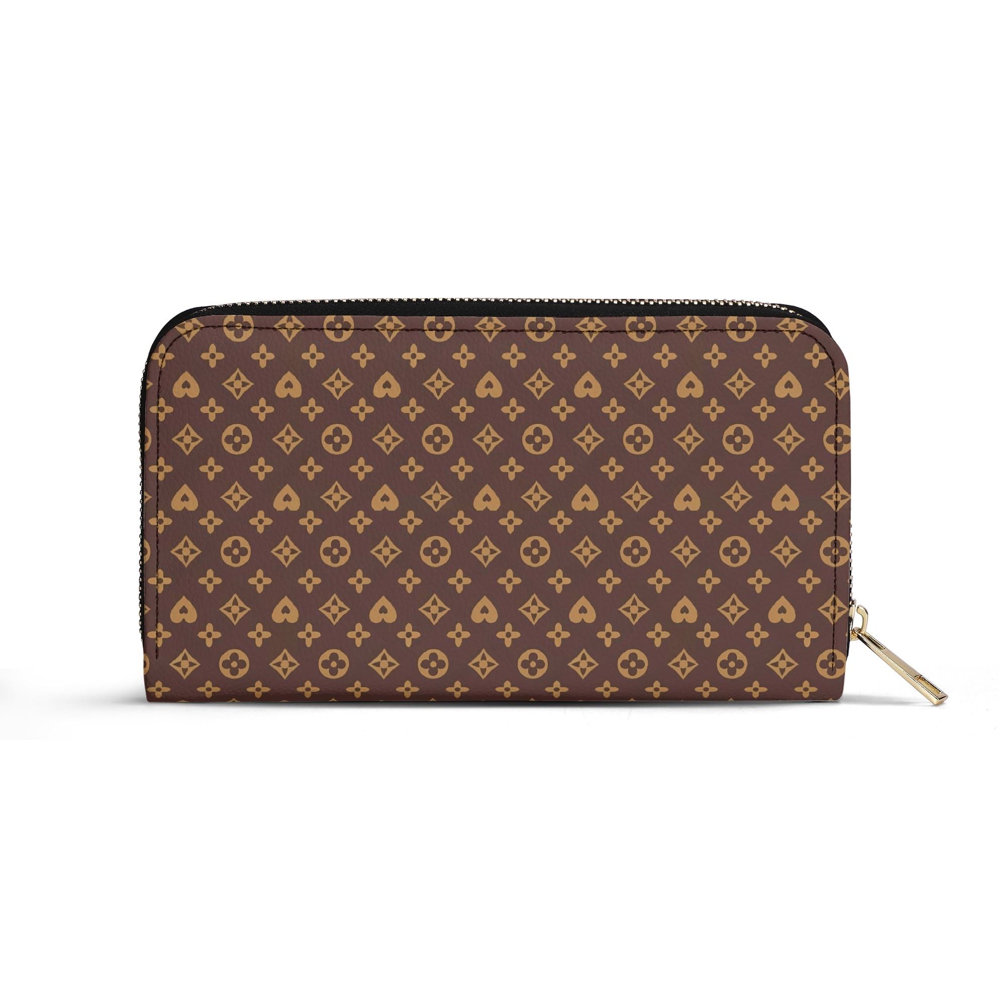 Cartera Monograma Chic en piel sintética con patrón elegante marrón oscuro y dorado.
