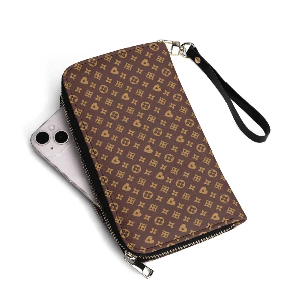 Cartera Monograma Chic en piel sintética con patrón elegante marrón oscuro y dorado.