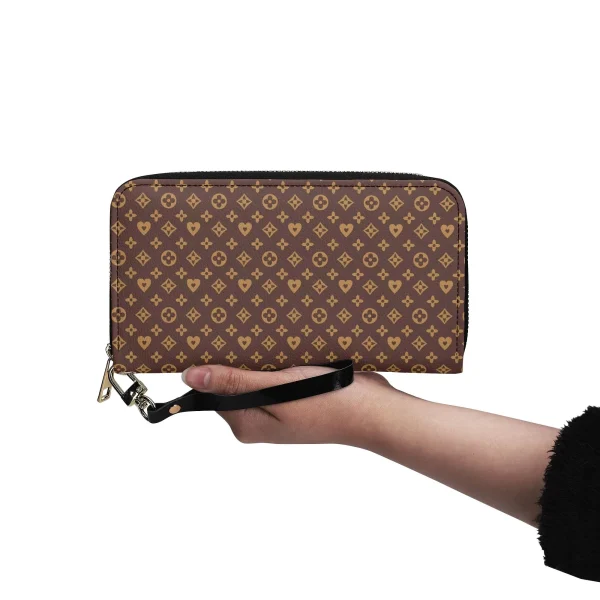 Cartera Monograma Chic en piel sintética con patrón elegante marrón oscuro y dorado.