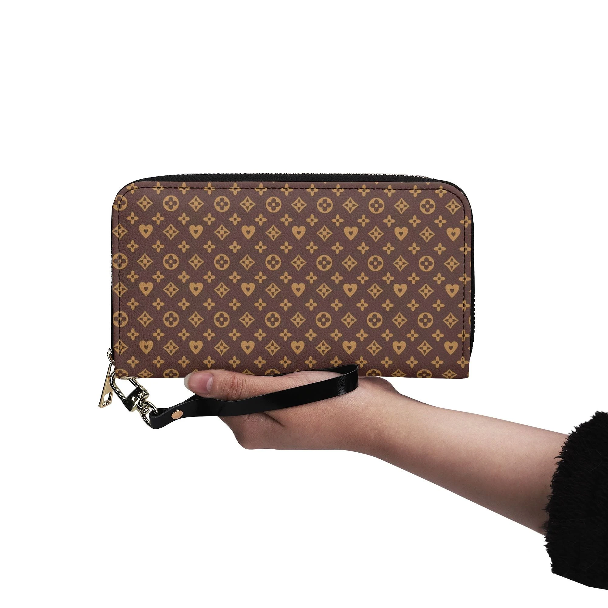 Cartera Monograma Chic en piel sintética con patrón elegante marrón oscuro y dorado.
