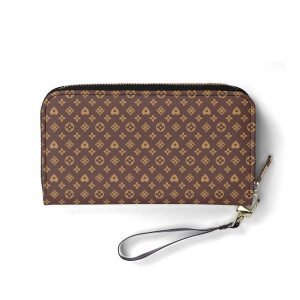 Cartera Monograma Chic en piel sintética con patrón elegante marrón oscuro y dorado.