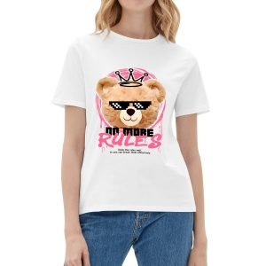 Camiseta blanca con estampado frontal de oso pixelado con corona y lema 'NO MORE RULES', en marco rosa y detalles de pinceladas.