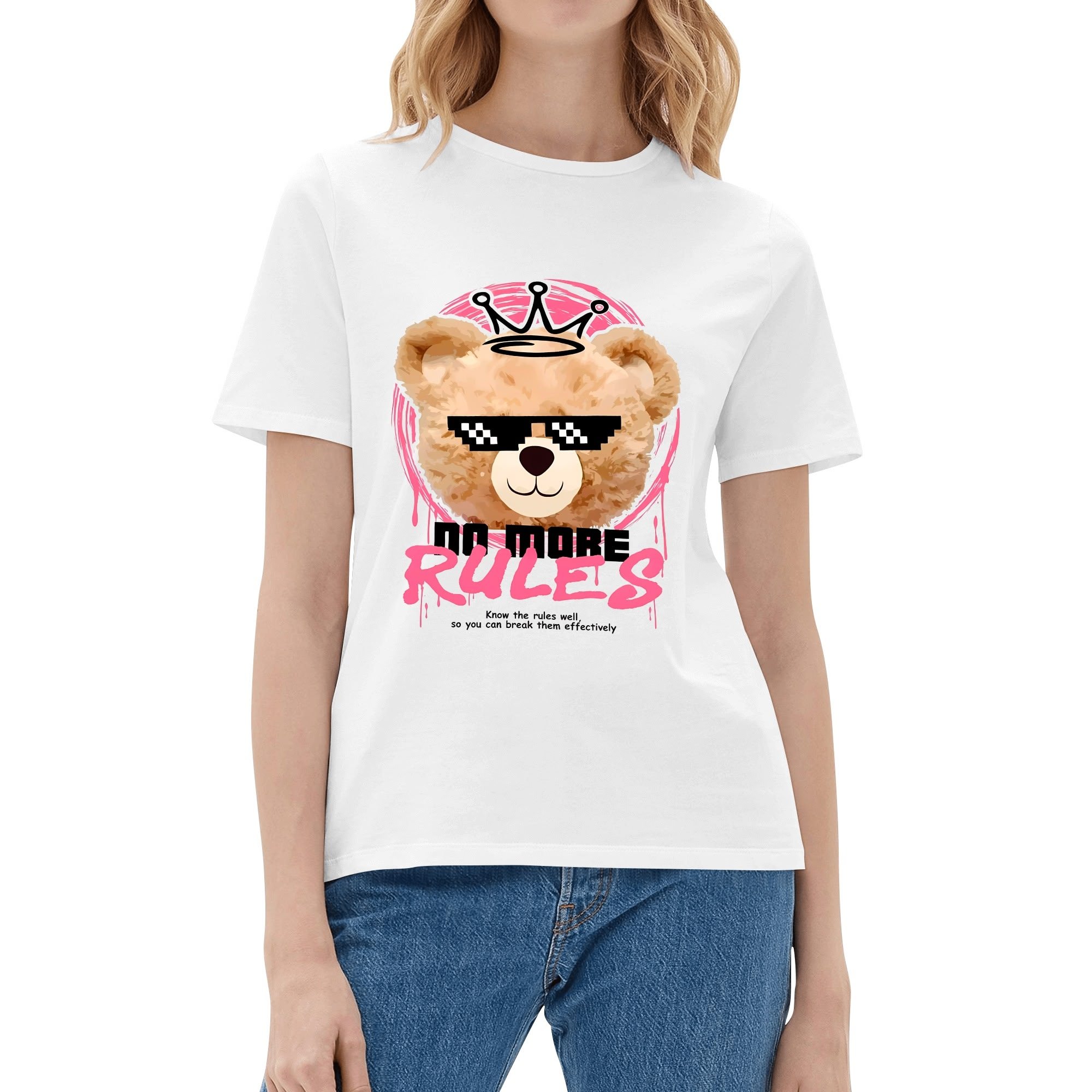 Camiseta blanca con estampado frontal de oso pixelado con corona y lema 'NO MORE RULES', en marco rosa y detalles de pinceladas.