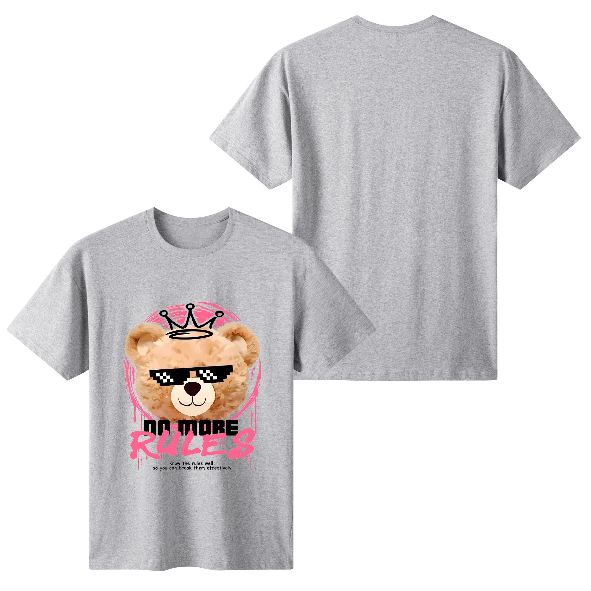 Camiseta blanca con estampado frontal de oso pixelado con corona y lema 'NO MORE RULES', en marco rosa y detalles de pinceladas.