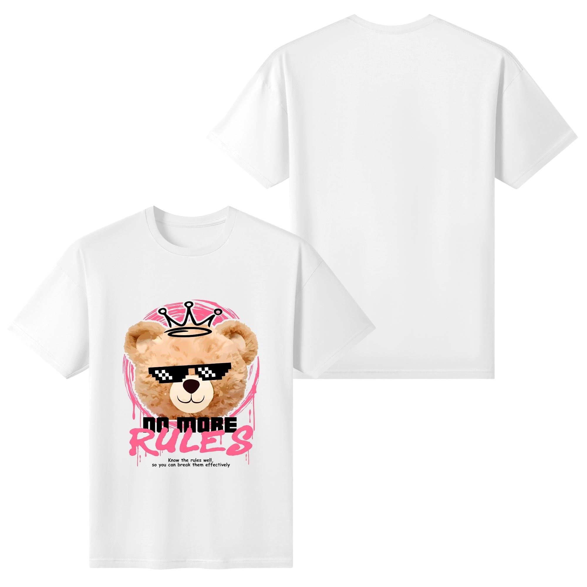 Camiseta blanca con estampado frontal de oso pixelado con corona y lema 'NO MORE RULES', en marco rosa y detalles de pinceladas.