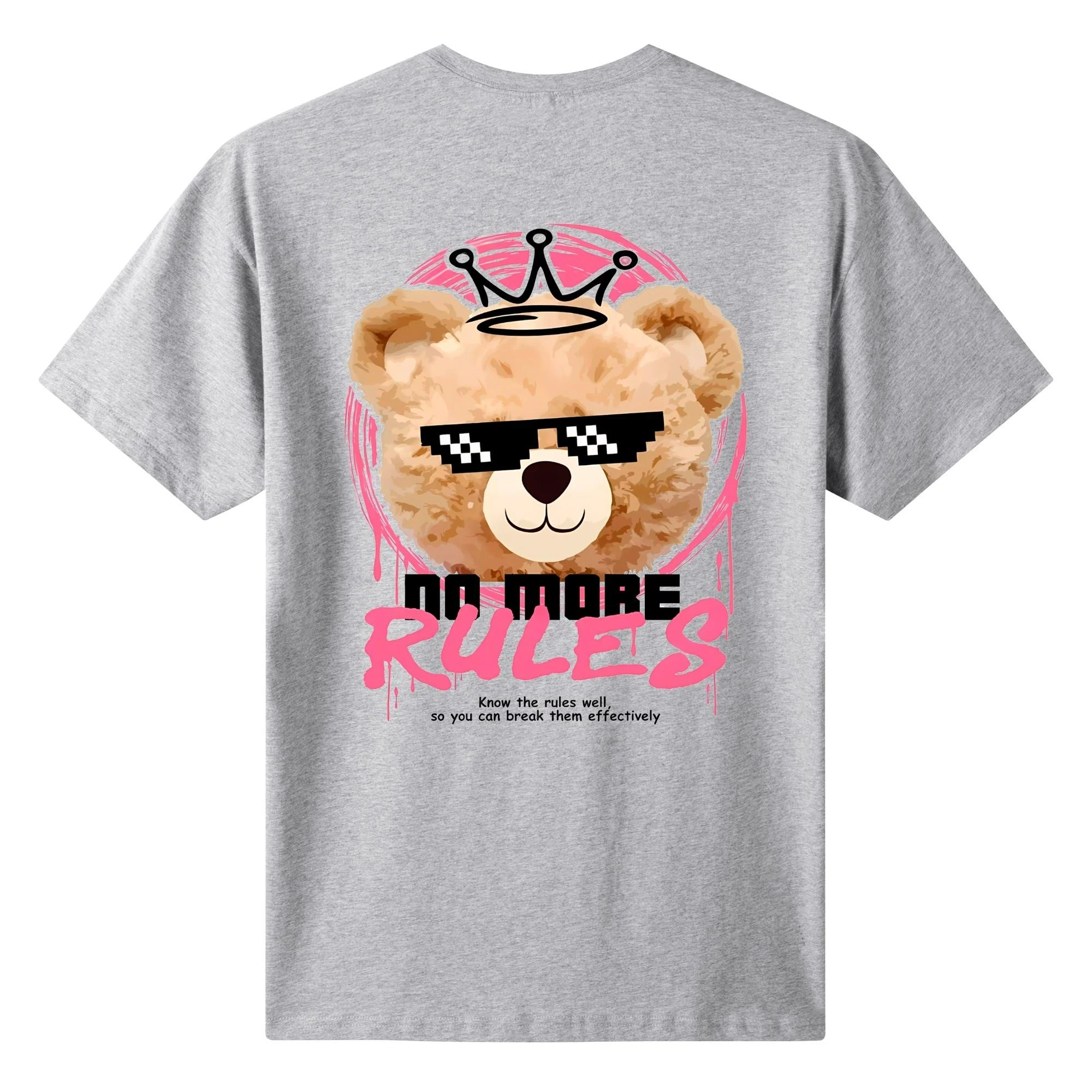 Camiseta blanca con estampado frontal de oso pixelado con corona y lema 'NO MORE RULES', en marco rosa y detalles de pinceladas.