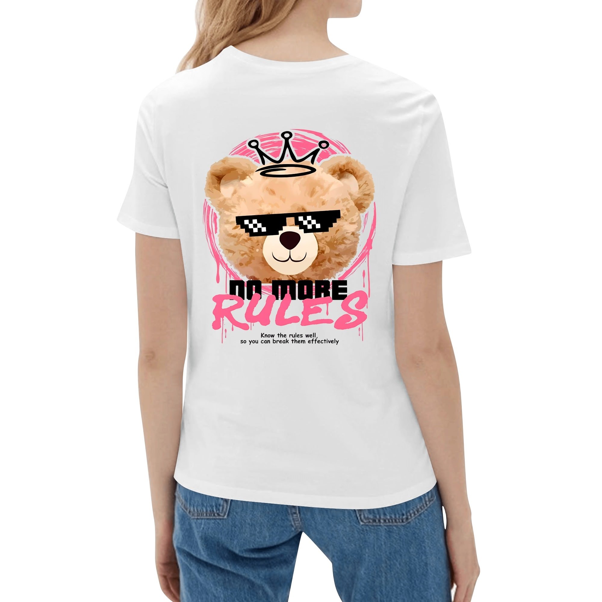 Camiseta blanca con estampado frontal de oso pixelado con corona y lema 'NO MORE RULES', en marco rosa y detalles de pinceladas.