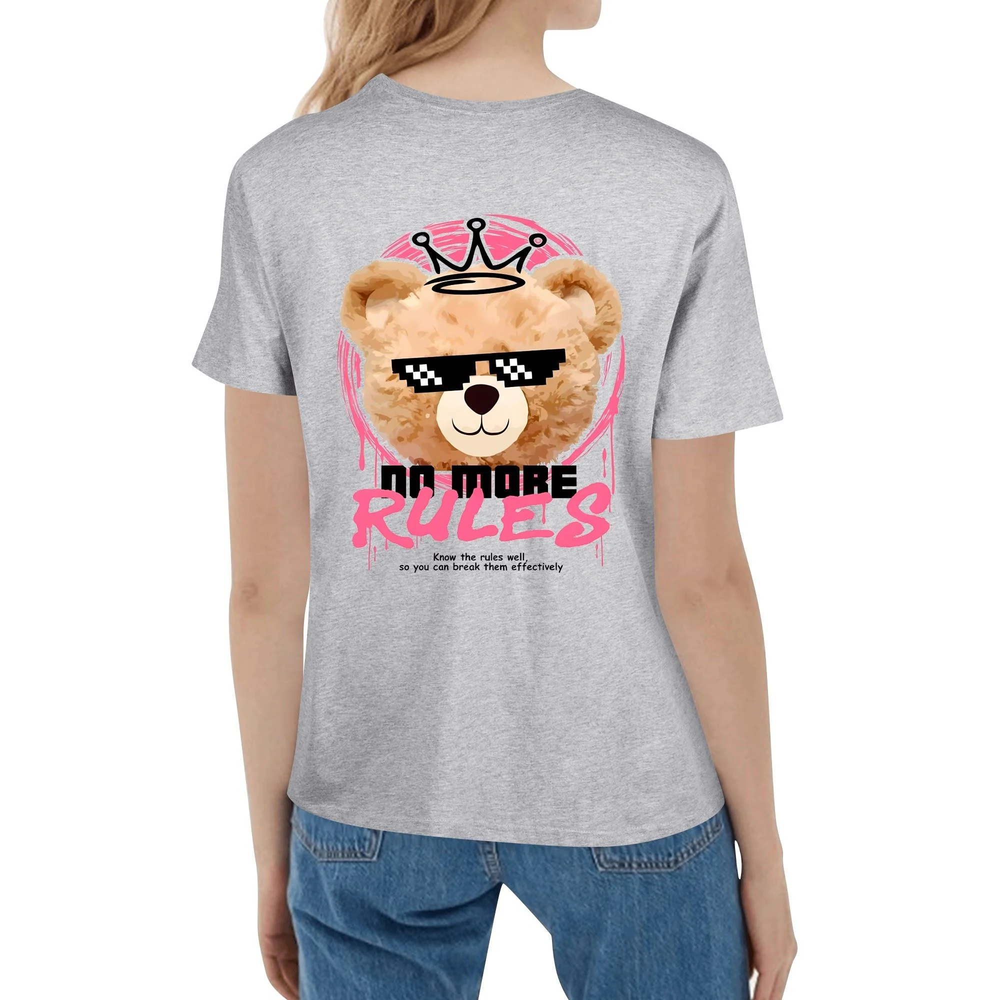 Camiseta blanca con estampado frontal de oso pixelado con corona y lema 'NO MORE RULES', en marco rosa y detalles de pinceladas.