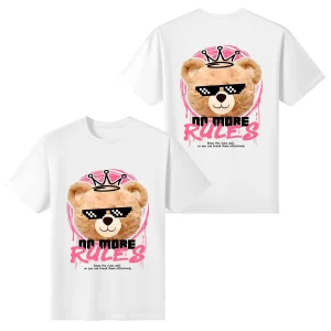 Camiseta blanca con estampado frontal de oso pixelado con corona y lema 'NO MORE RULES', en marco rosa y detalles de pinceladas.