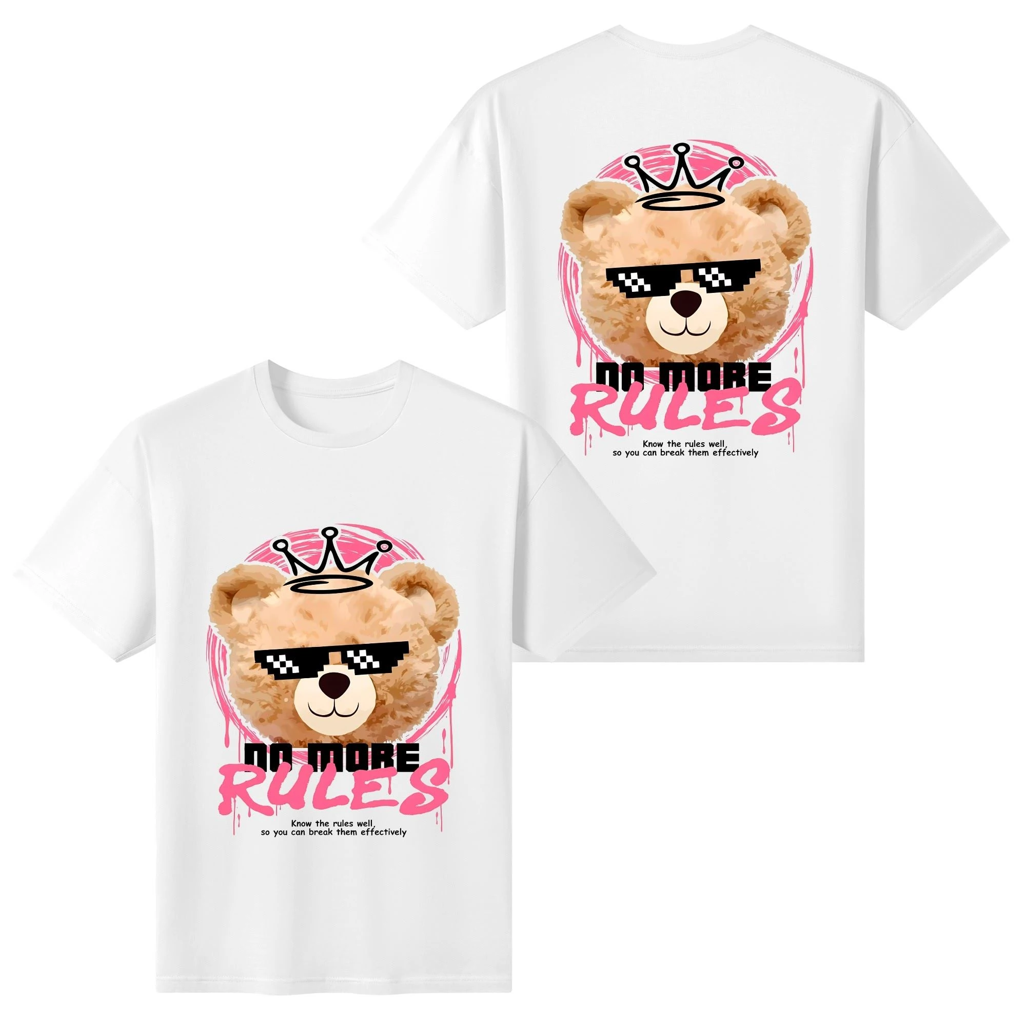 Camiseta blanca con estampado frontal de oso pixelado con corona y lema 'NO MORE RULES', en marco rosa y detalles de pinceladas.