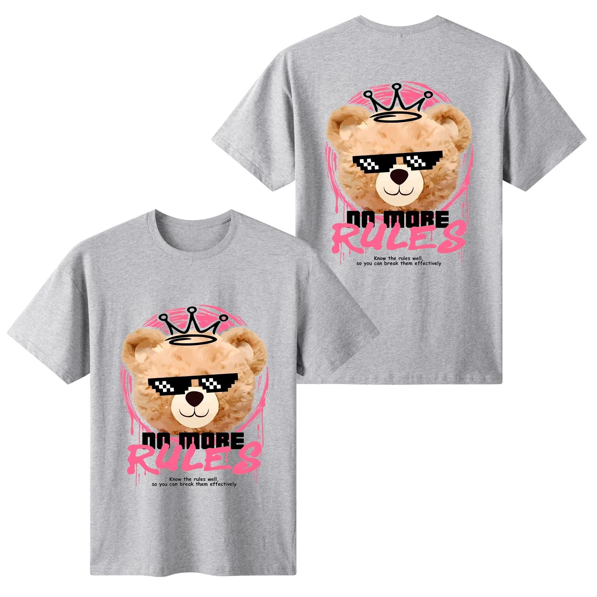 Camiseta blanca con estampado frontal de oso pixelado con corona y lema 'NO MORE RULES', en marco rosa y detalles de pinceladas.