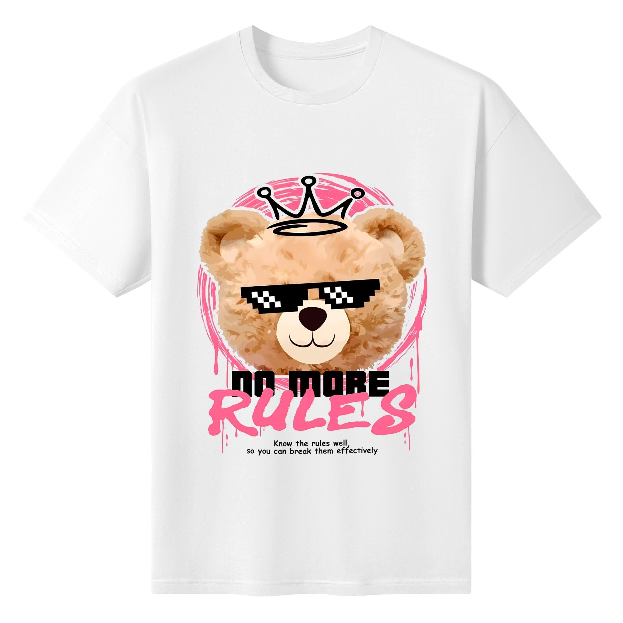 Camiseta blanca con estampado frontal de oso pixelado con corona y lema 'NO MORE RULES', en marco rosa y detalles de pinceladas.