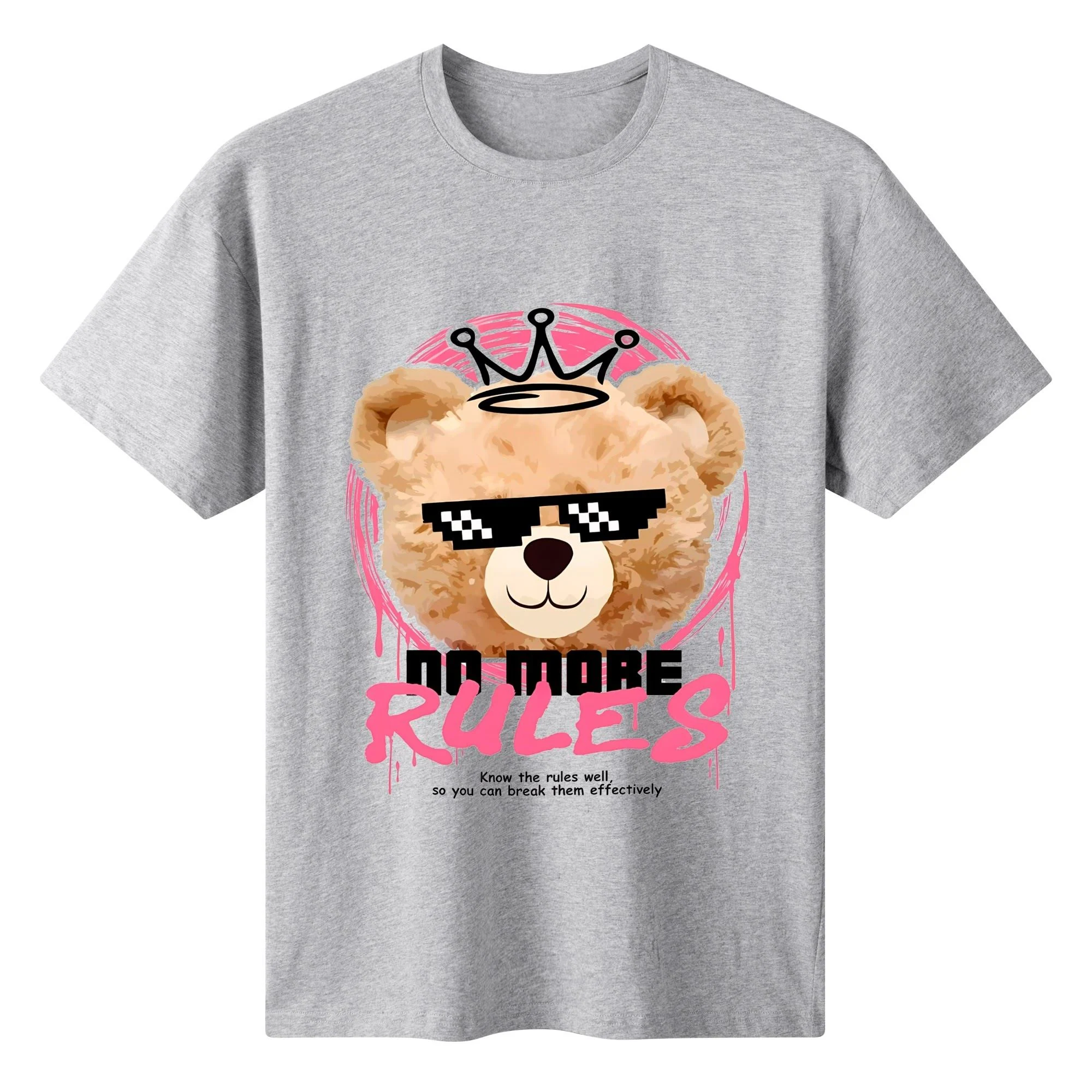 Camiseta blanca con estampado frontal de oso pixelado con corona y lema 'NO MORE RULES', en marco rosa y detalles de pinceladas.