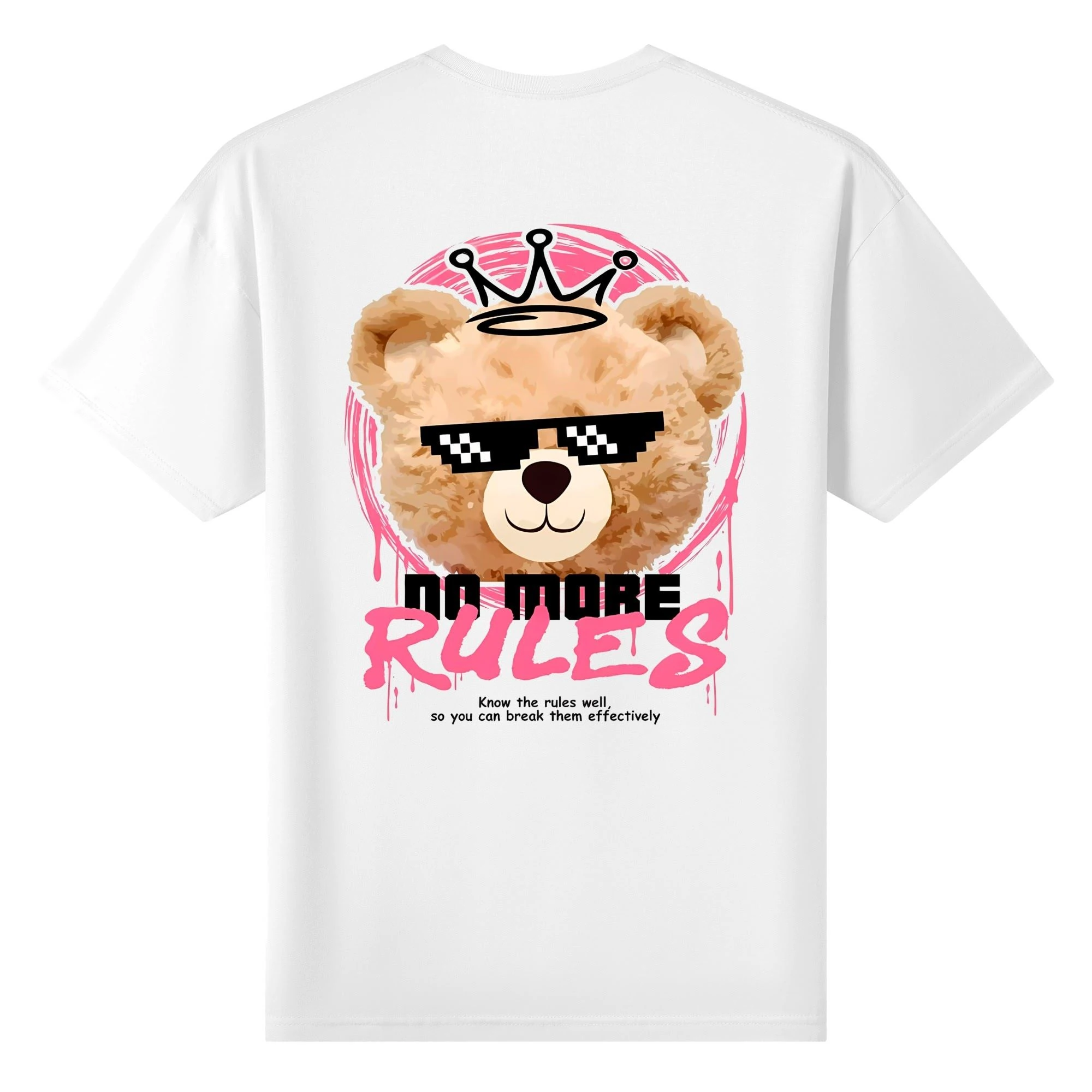 Camiseta blanca con estampado frontal de oso pixelado con corona y lema 'NO MORE RULES', en marco rosa y detalles de pinceladas.
