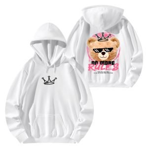 Sudadera blanca y gris con estampado frontal de oso rebelde, gafas pixeladas y lema 'NO MORE RULES' en marco rosa dinámico.