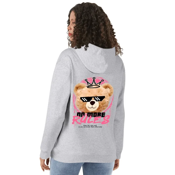 Sudadera blanca y gris con estampado frontal de oso rebelde, gafas pixeladas y lema 'NO MORE RULES' en marco rosa dinámico.