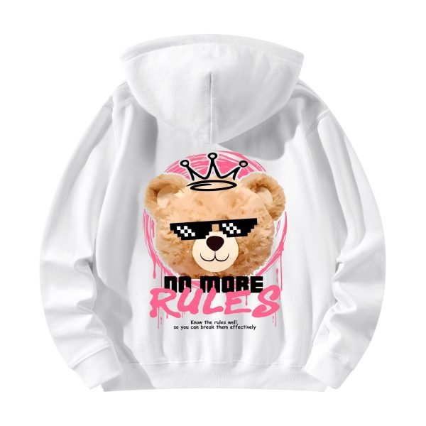 Sudadera blanca y gris con estampado frontal de oso rebelde, gafas pixeladas y lema 'NO MORE RULES' en marco rosa dinámico.
