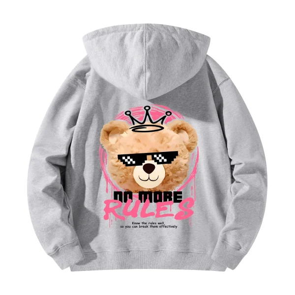 Sudadera blanca y gris con estampado frontal de oso rebelde, gafas pixeladas y lema 'NO MORE RULES' en marco rosa dinámico.