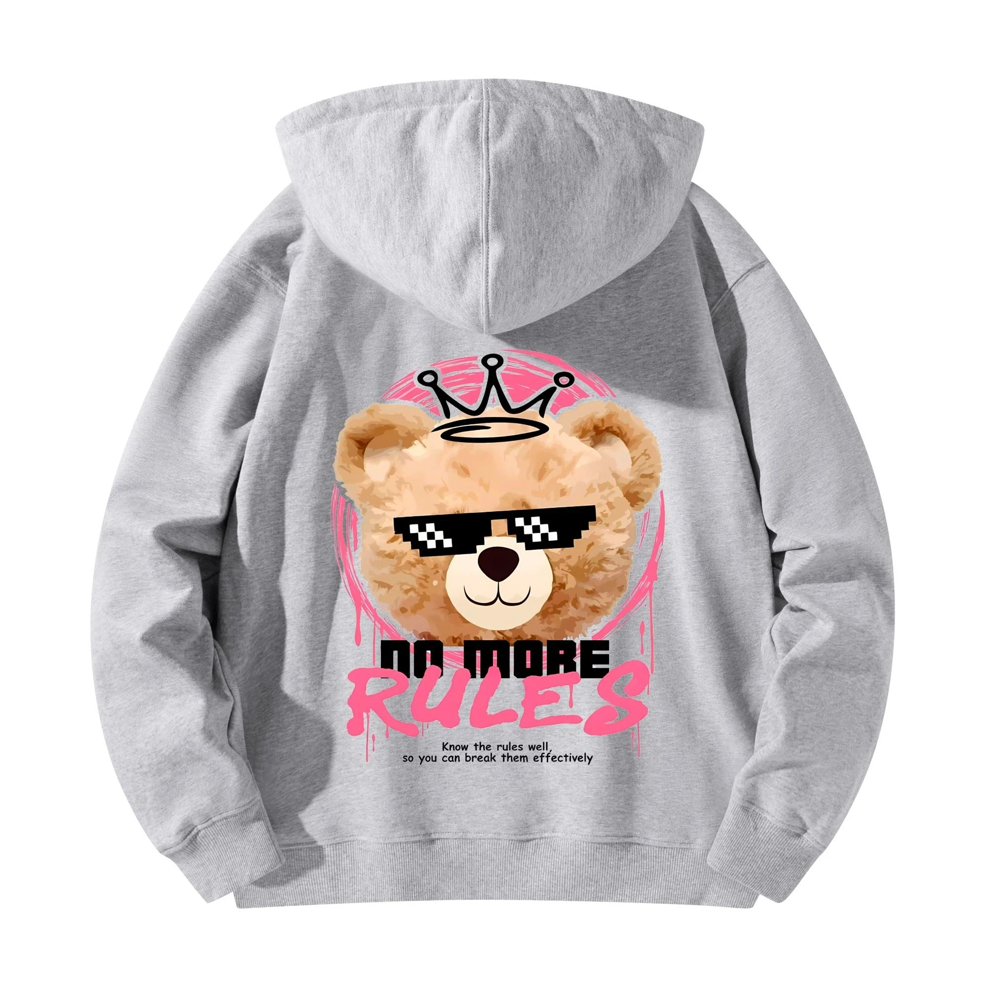 Sudadera blanca y gris con estampado frontal de oso rebelde, gafas pixeladas y lema 'NO MORE RULES' en marco rosa dinámico.