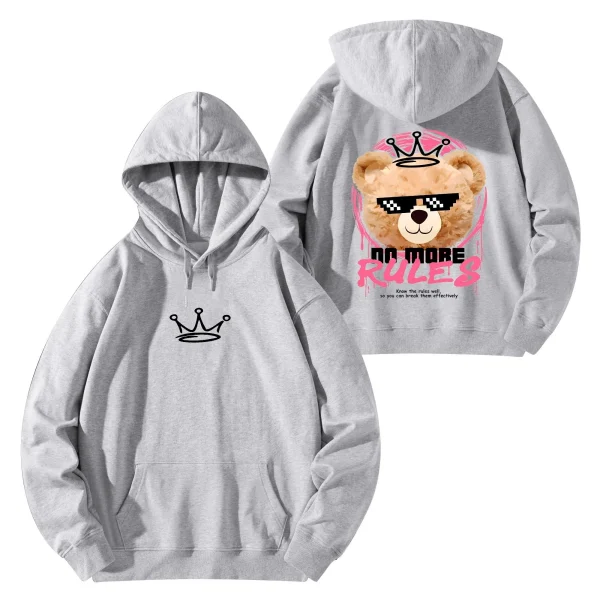 Sudadera blanca y gris con estampado frontal de oso rebelde, gafas pixeladas y lema 'NO MORE RULES' en marco rosa dinámico.