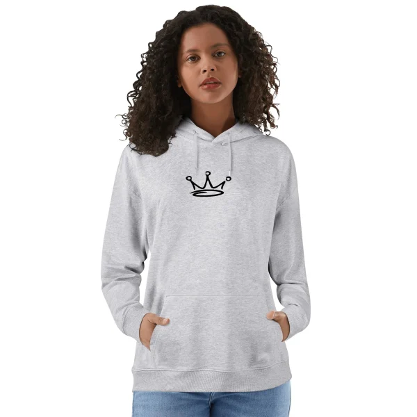 Sudadera blanca y gris con estampado frontal de oso rebelde, gafas pixeladas y lema 'NO MORE RULES' en marco rosa dinámico.